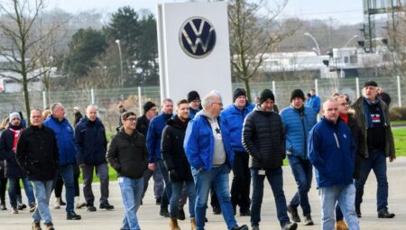 Volkswagen Fabrikalarında Uyarı Grevleri Başladı: Üretim Hattı Durma Noktasında!